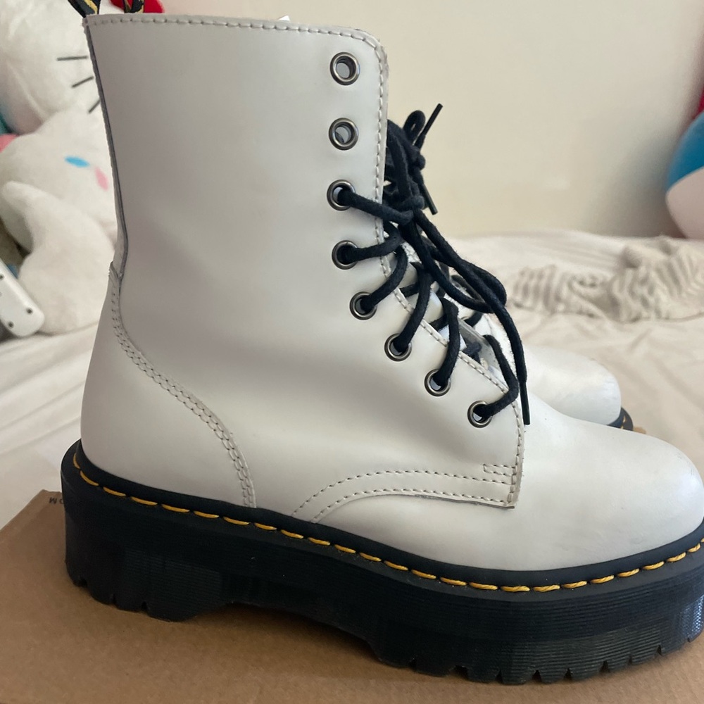White platform Dr. Martens!! 🤍🤍